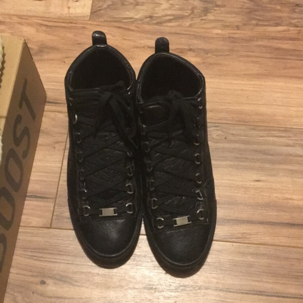 Selling yezzys and balenciagias lmk
